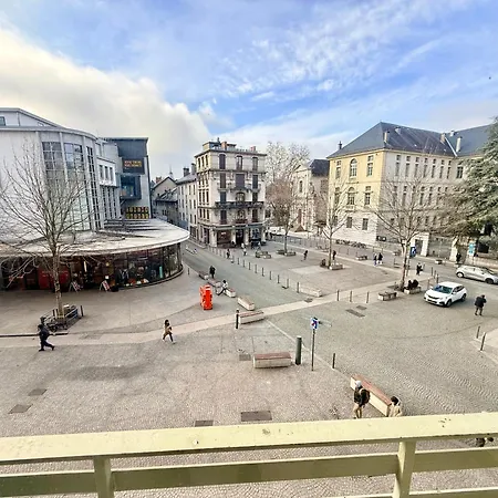Centre - Vue Place & Calme Apartment